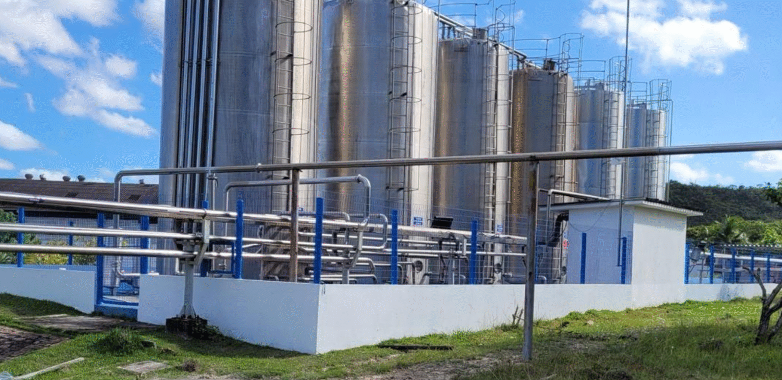 Equipe realizando manutenção em uma indústria