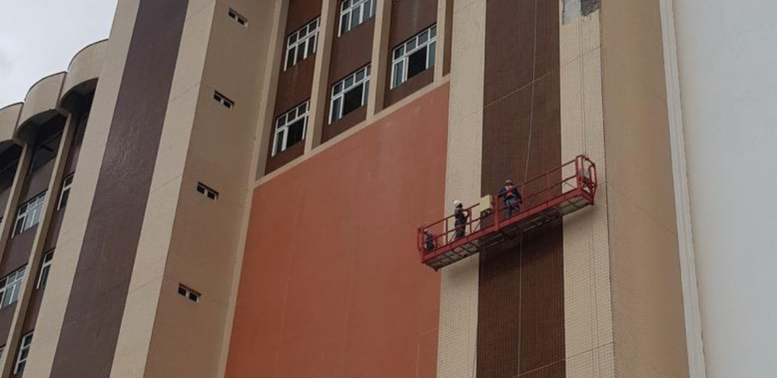 Homem trabalhando em reforma e construção de um prédio