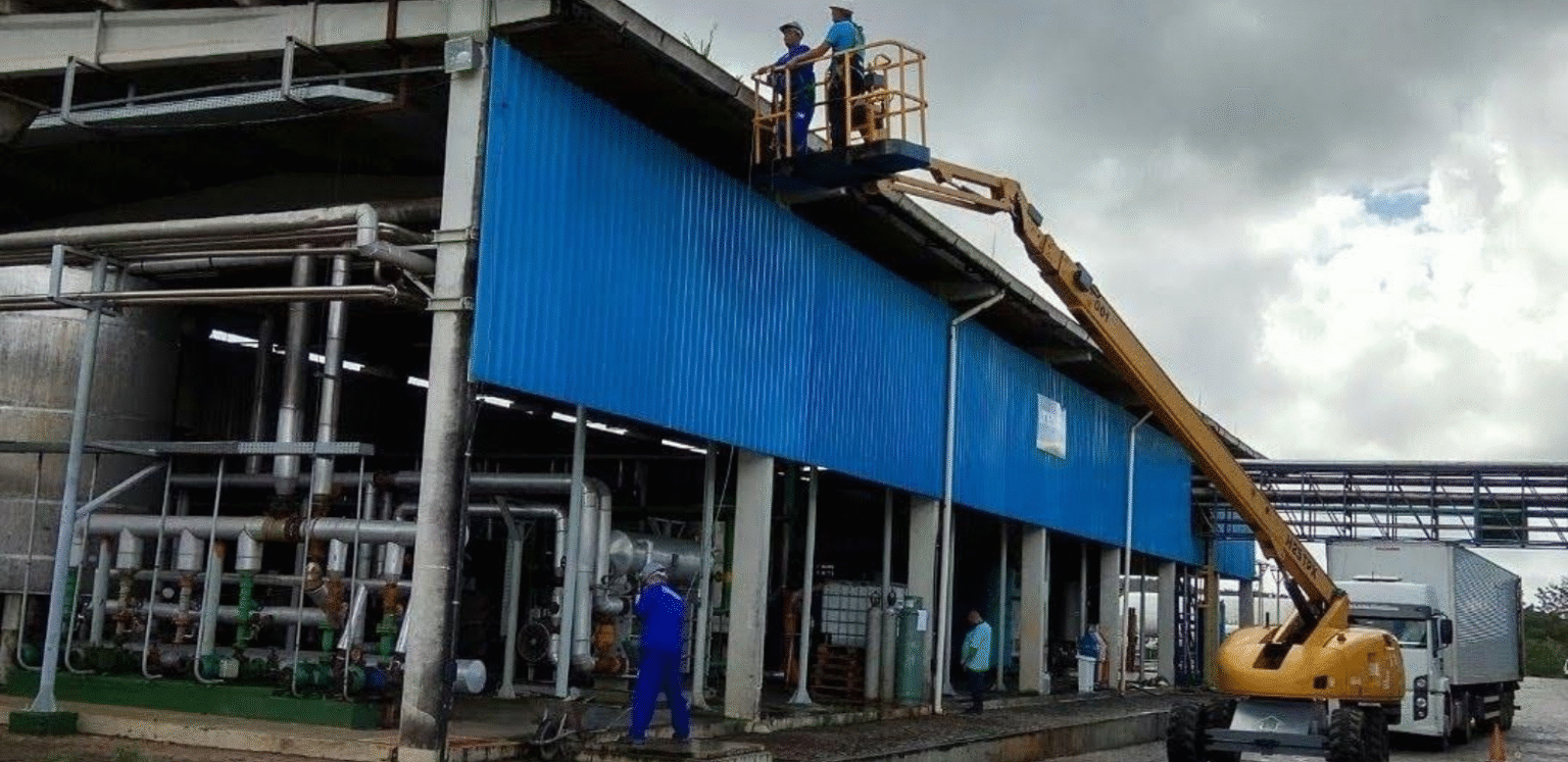 Equipe realizando construção e manutenção de um galpão