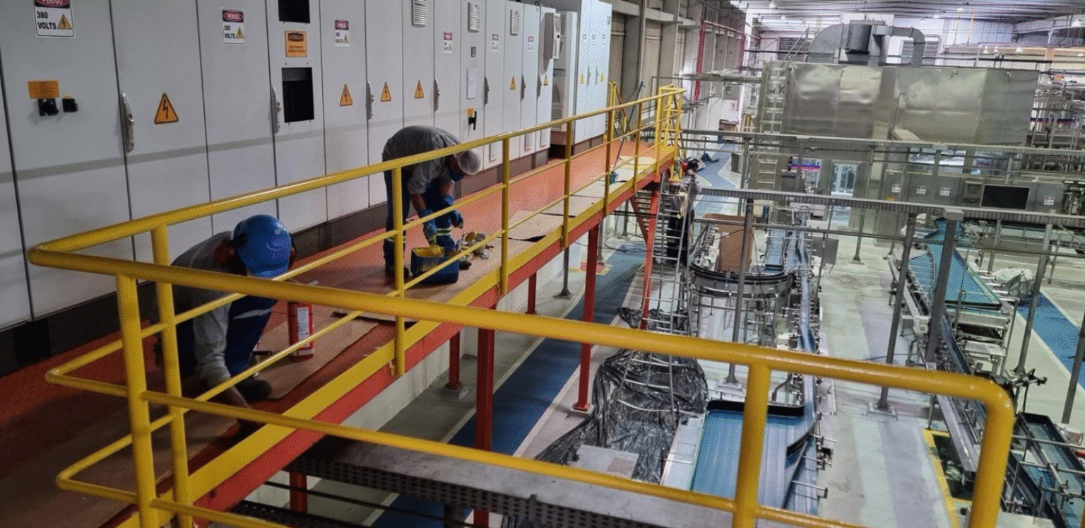 homens trabalhando na pintura industrial