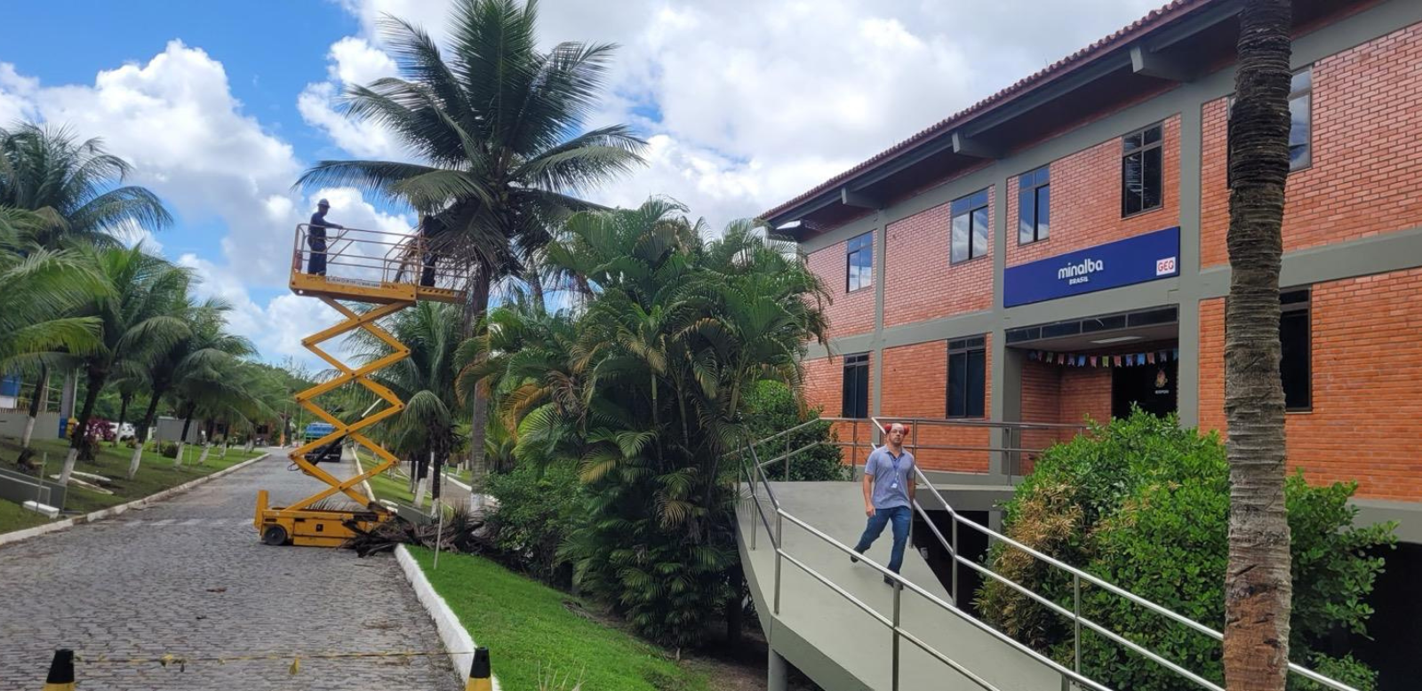 equipe realizando serviço de urbanização industriaç