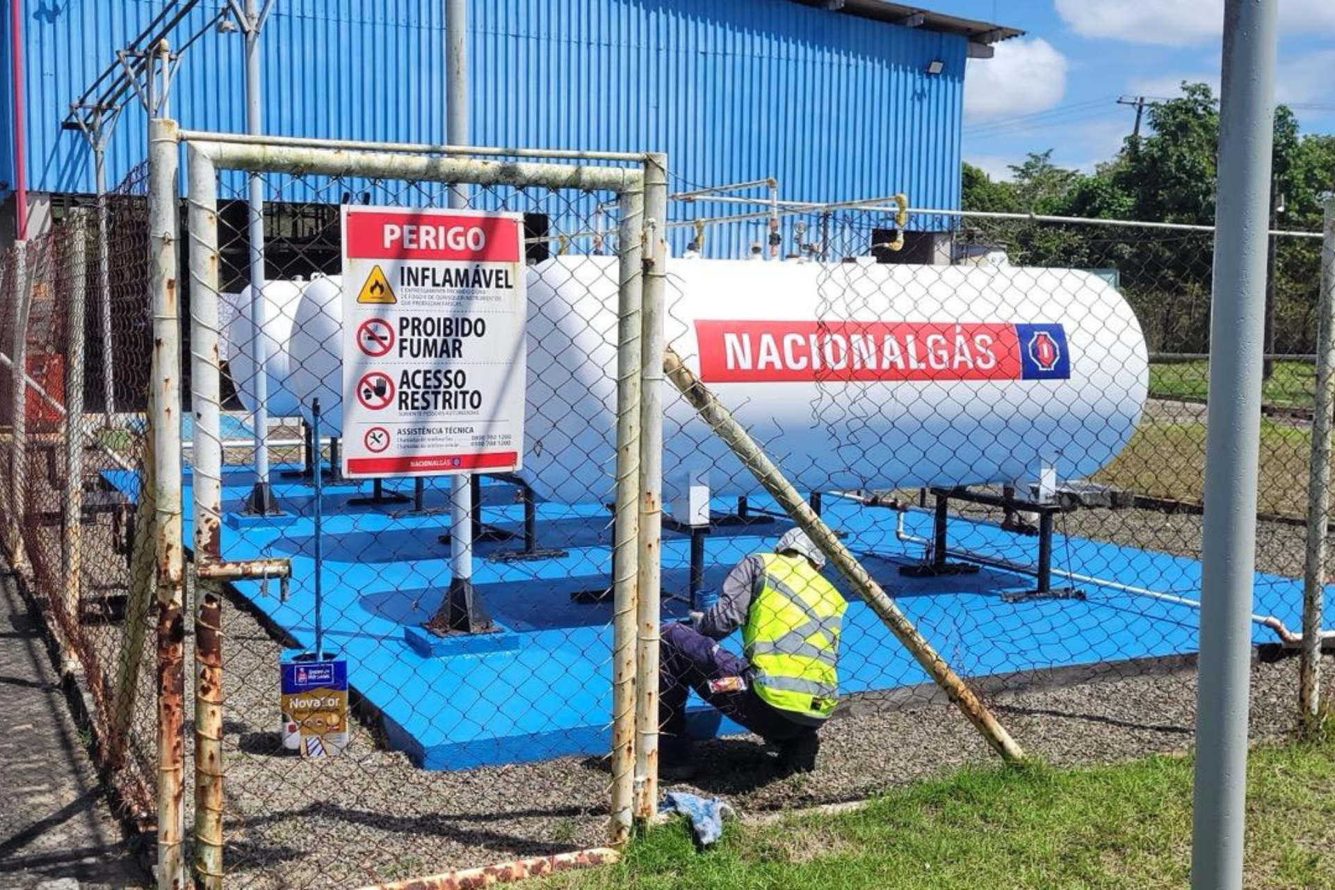 imagem de construção e pintura de sustentação para tanque de gás