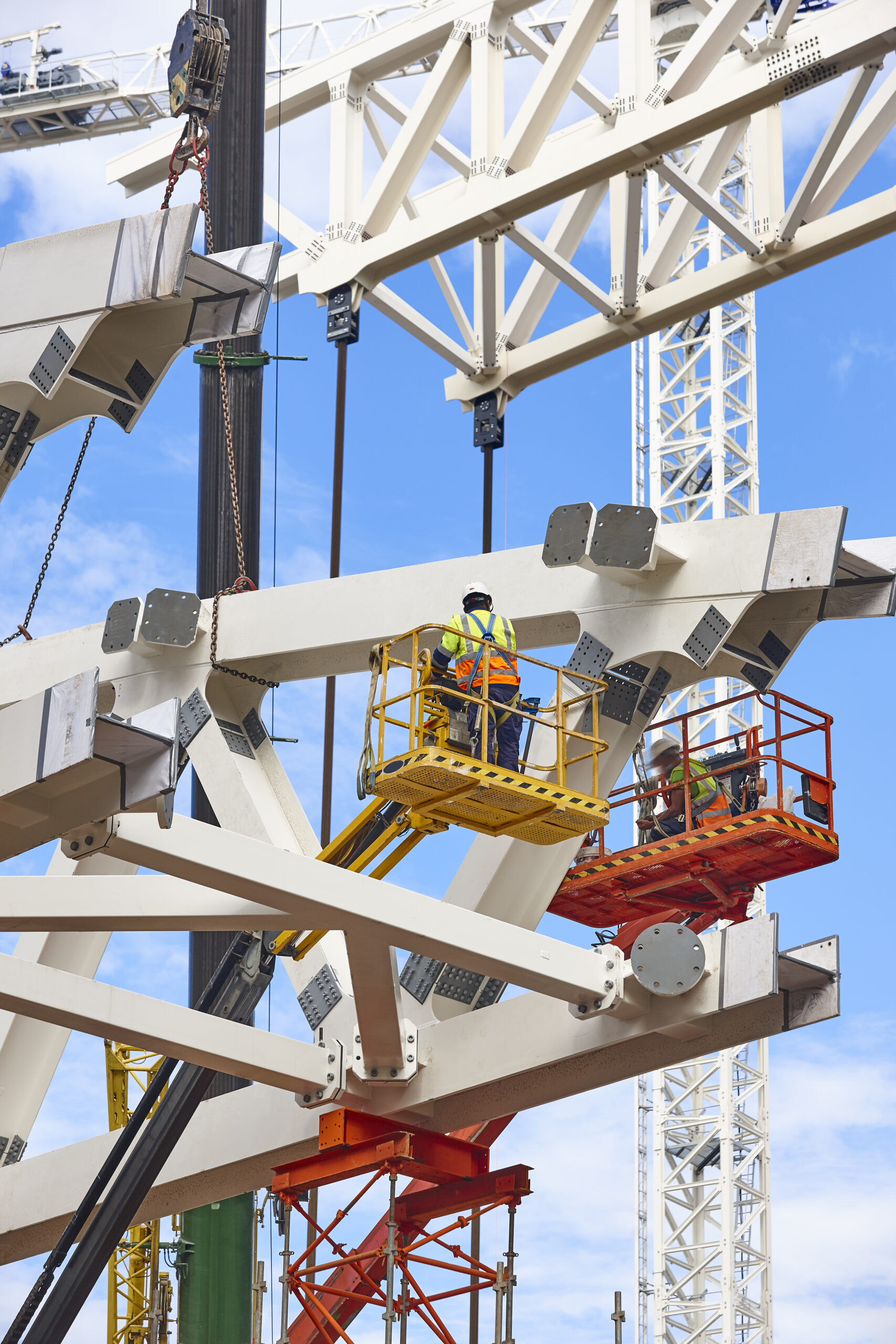 homem realizando serviço de construção e manutenção